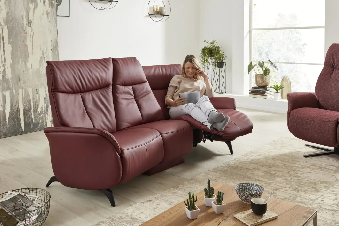 INTERLIVING Trapezsofa Serie 4210 mit Verstellung dunkelrot ca. 220 cm breit