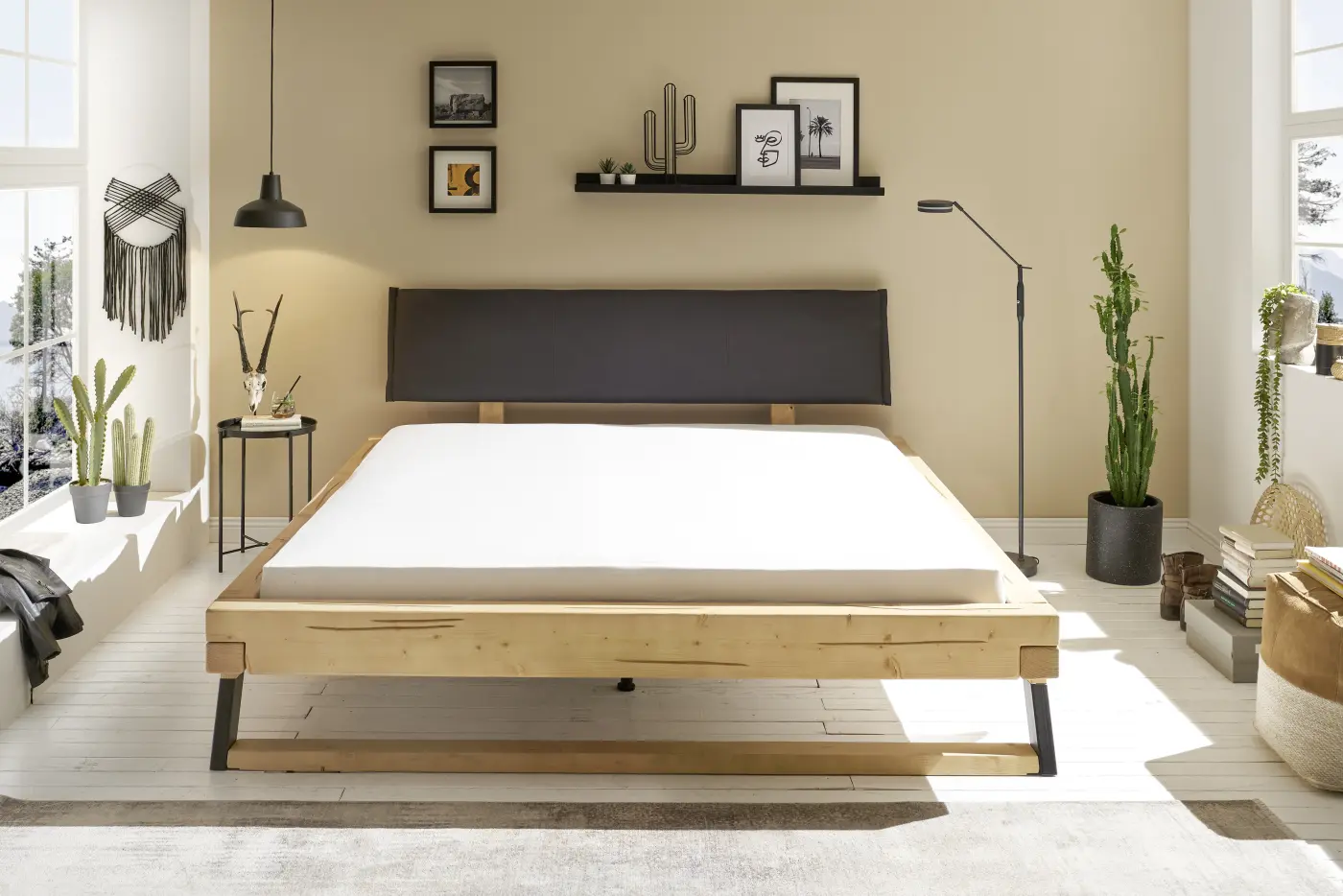 Schlafkontor Bettgestell Lobia Fichte massiv mit Polsterkopfteil in schwarz LF 180x200 cm