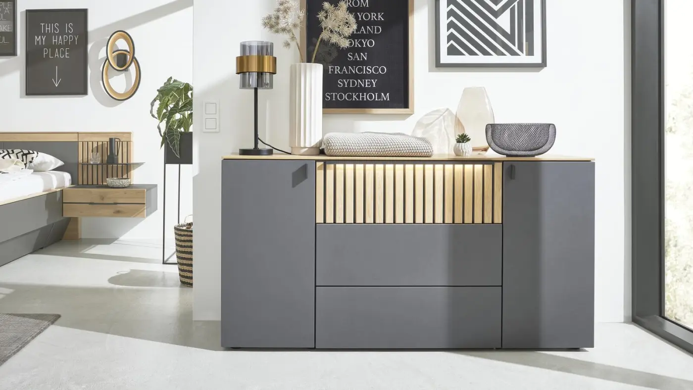 Interliving  Kommode Serie 1029 inklusive Griffbeleuchtung Lack graphit/Wildeiche  ca. 154 x 80 x 45 cm 