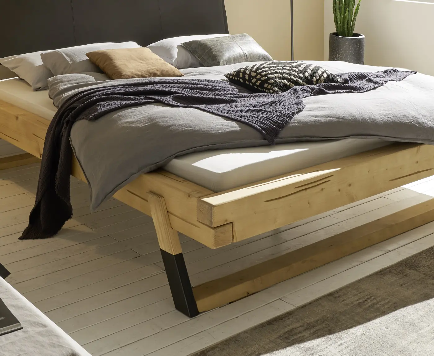 Schlafkontor Bettgestell Lobia Fichte massiv mit Polsterkopfteil in schwarz LF 180x200 cm