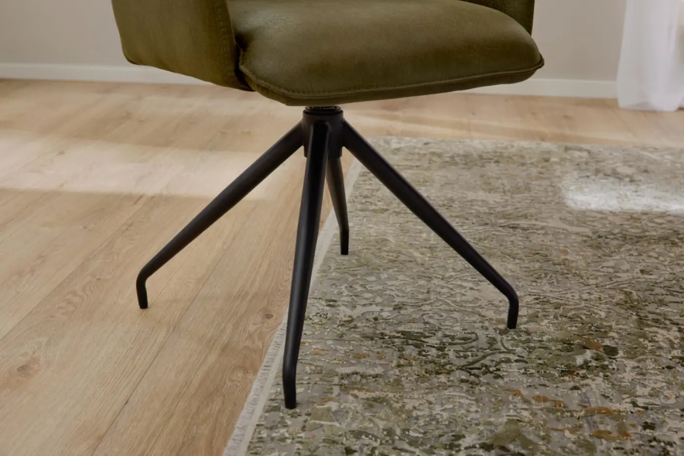 Interliving Armlehnenstuhl Serie 5125 mit Drehfunktion dunkelgrün