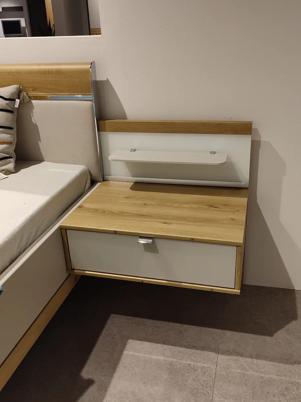 Interliving  Schlafzimmer Serie 1017 Eiche Bianco NB/Glas Champagner