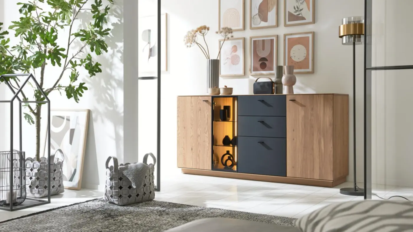 INTERLIVING2025 Sideboard W-Eiche massiv/Glas Anthr B/H/T ca. 175/87/50 cm