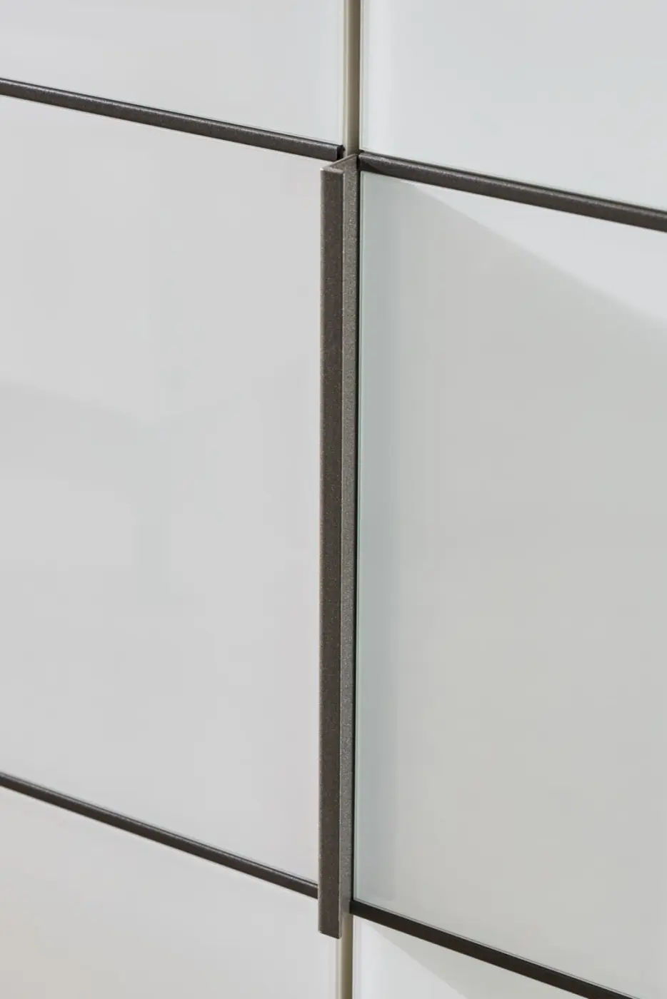 Interliving Schlafzimmer Kombination Serie 1033 weiß mit Glaseinlage mit Zubehör