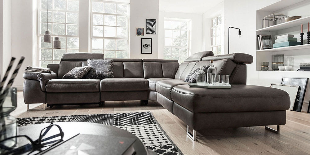 interliving-moebel-wohnzimmer-teppich-couch-modern-schwarz-weis-leder-verstellbar-nacken interliving-moebel-wohnzimmer-teppich-couch-modern-schwarz-weis-leder-verstellbar-nacken