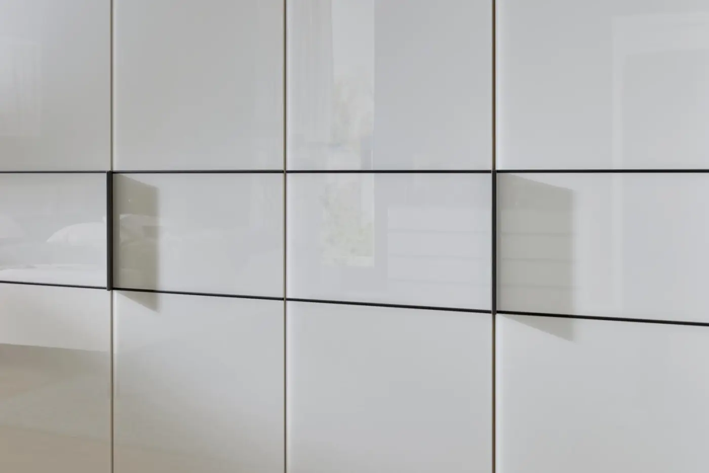 Interliving Schlafzimmer Kombination Serie 1033 weiß mit Glaseinlage mit Zubehör