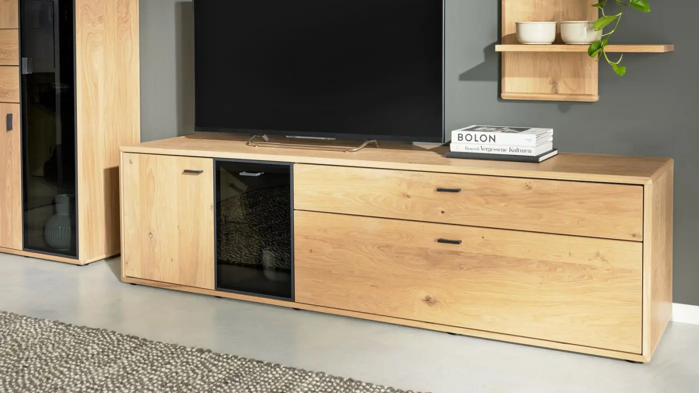 Interliving  Wohnwand Serie 2024 Eiche furniert - mit Schwarzglas  ca. 299,2 x 207,7 x 50,2 cm 