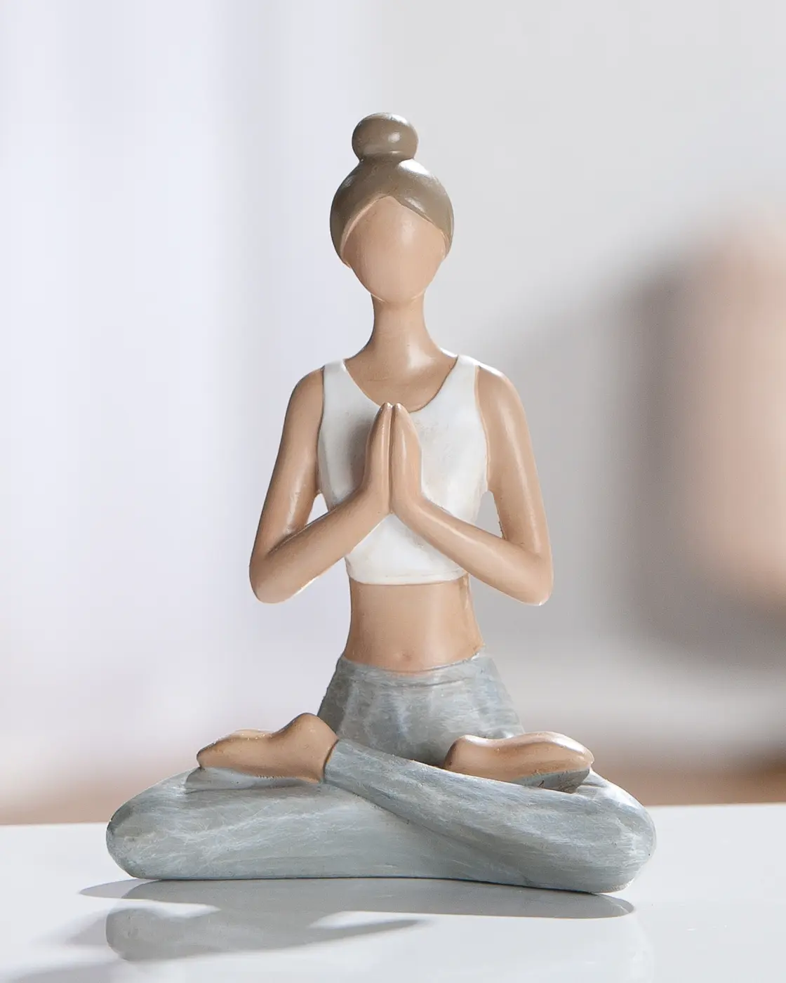 Gilde Figur "Hannah" Yogamotiv weiß, hellgrau