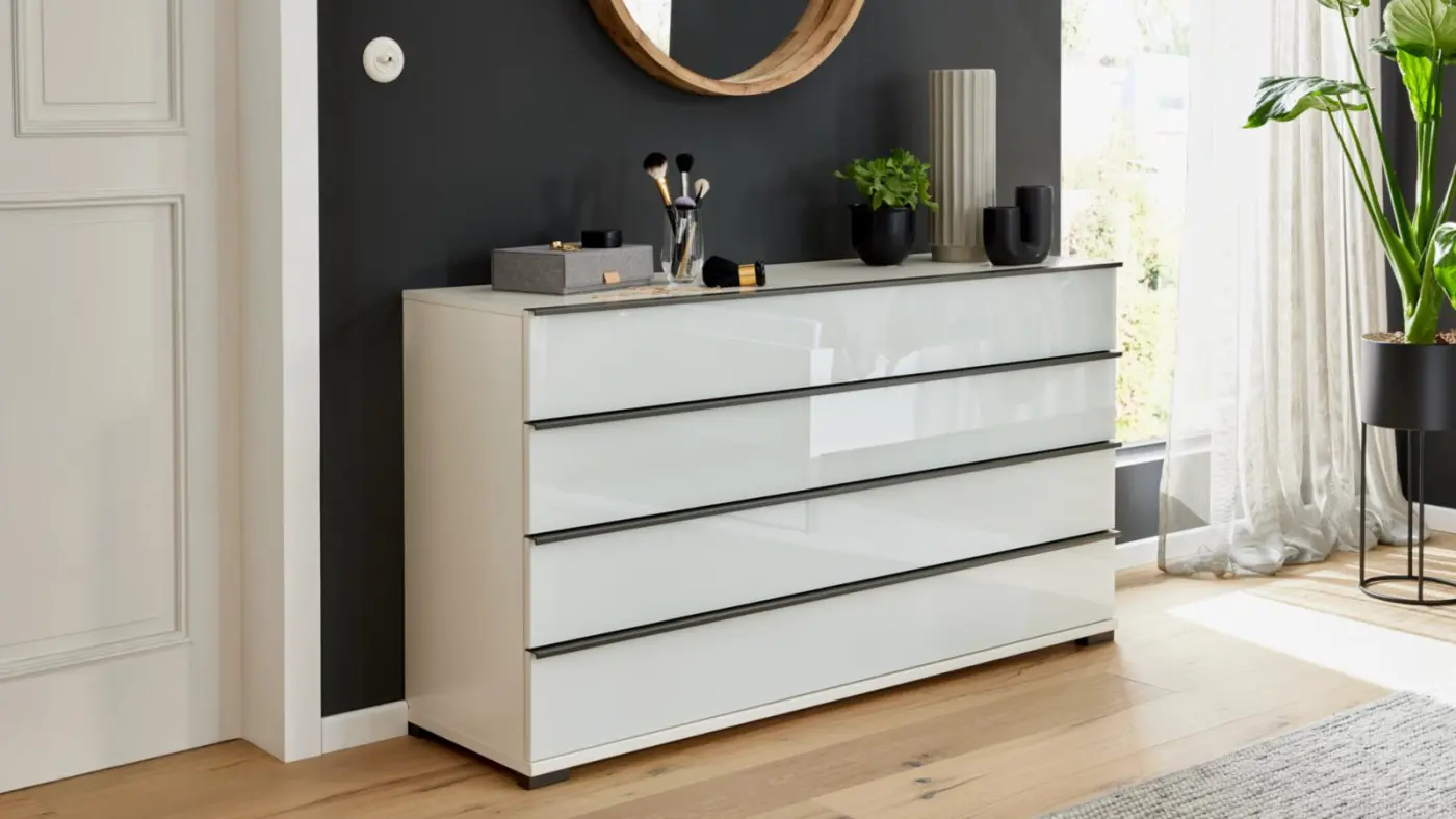 Interliving Schubkastenkommode Serie 1033 weiß mit Glaseinlage ca. 149 x 82 x 42cm