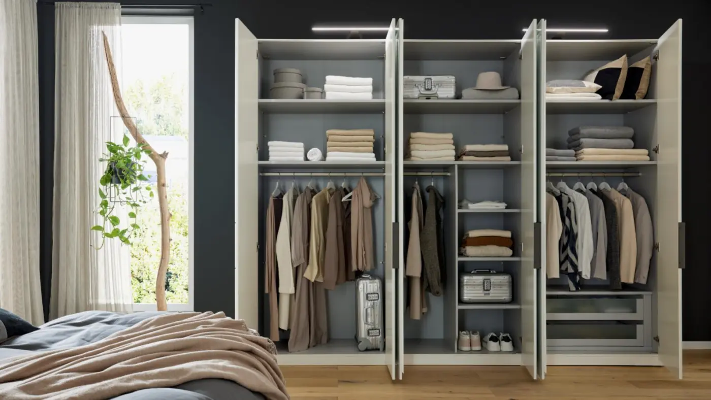 Interliving Schlafzimmer Kombination Serie 1033 weiß mit Glaseinlage mit Zubehör