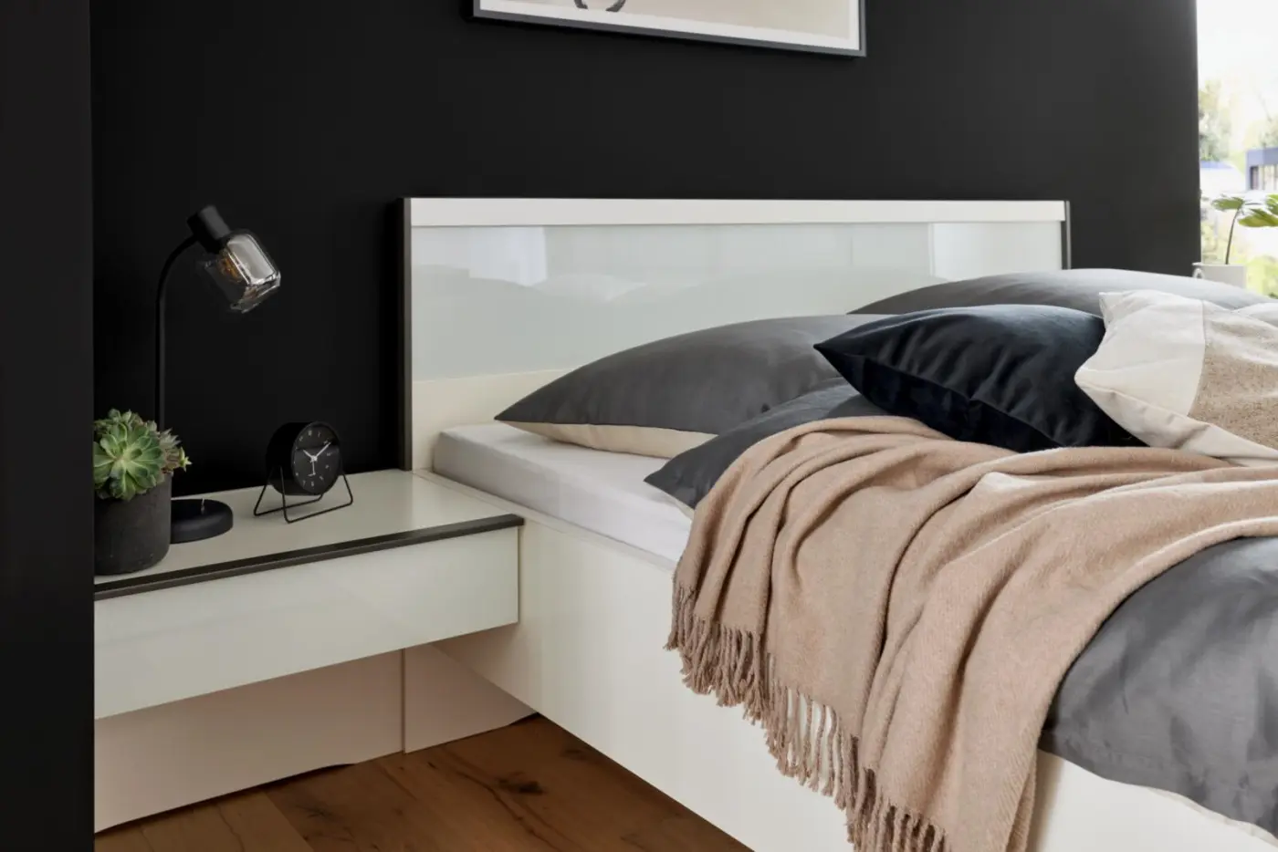 Interliving Schlafzimmer Kombination Serie 1033 weiß mit Glaseinlage LF ca. 180 x 200 cm