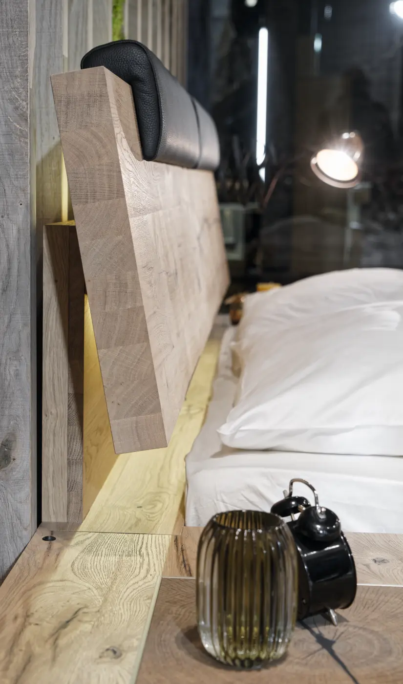 Voglauer  Bett inklusive Beleuchtung und Schuladen V-Alpin Schlafen  Eiche Altholz/Leder schwarz LF 180 x 200 cm