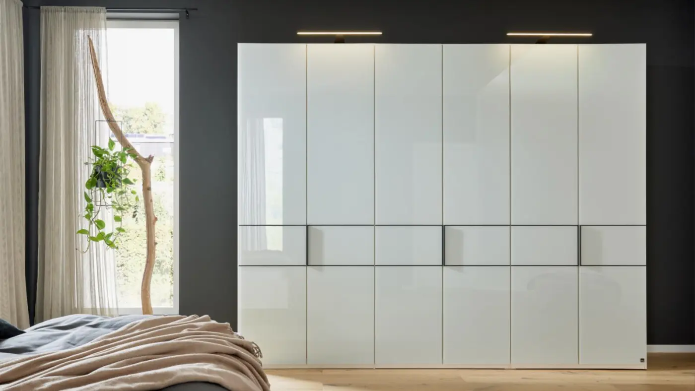 Interliving Schlafzimmer Kombination Serie 1033 weiß mit Glaseinlage mit Zubehör