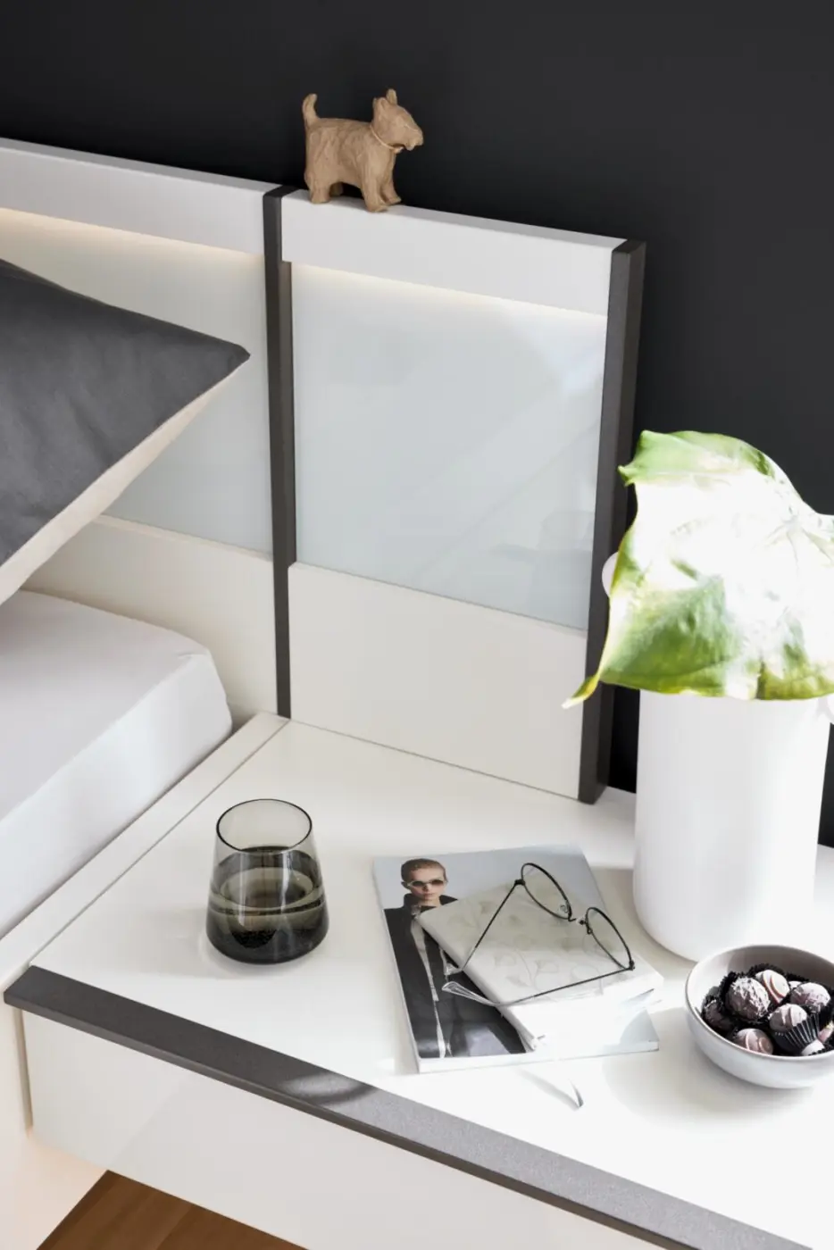 Interliving Schlafzimmer Kombination Serie 1033 weiß mit Glaseinlage mit Zubehör