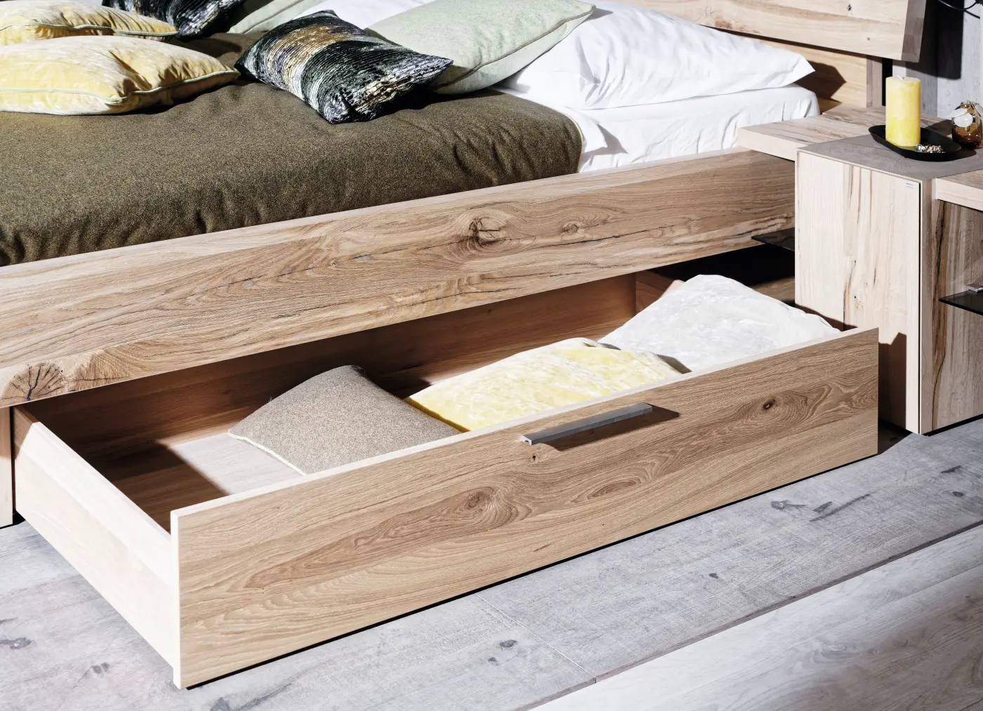 Voglauer  Bett inklusive Beleuchtung und Schuladen V-Alpin Schlafen  Eiche Altholz/Leder schwarz LF 180 x 200 cm