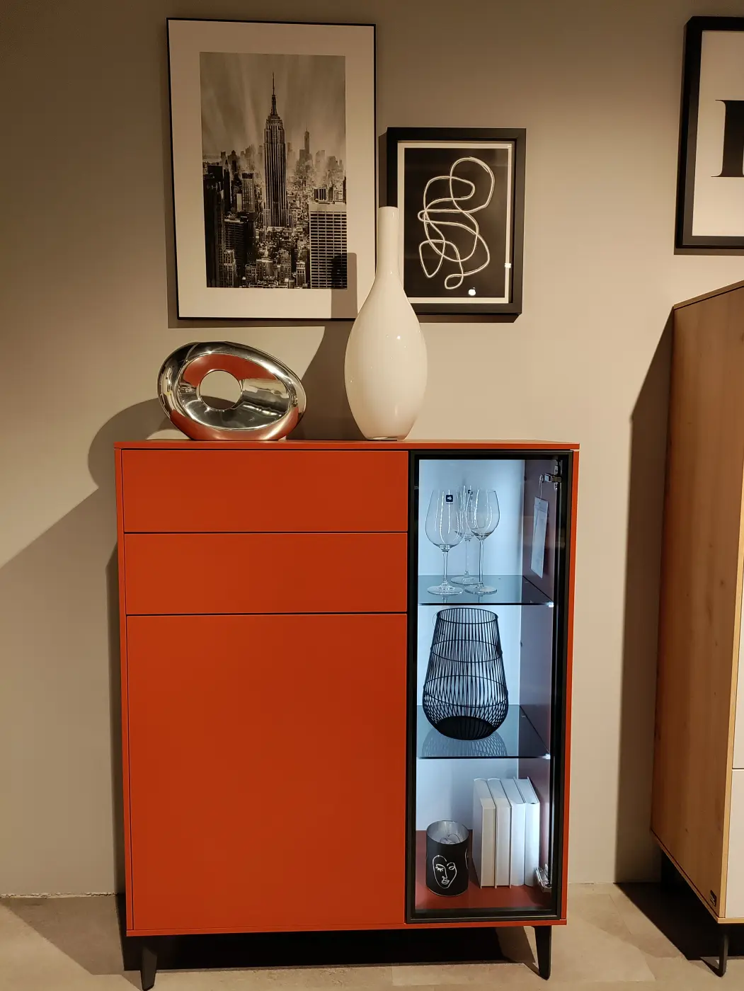 Interliving  Highboard inkl. Beleuchtung Serie 2107 rubinrot/schwarz ca. 98 x 121 x 37 cm 