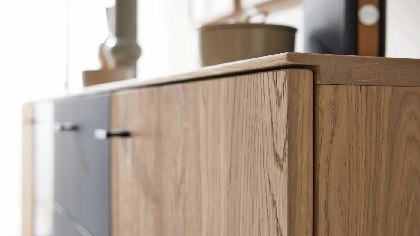 Interliving Sideboard Serie 2025 W-Eiche massiv/Glas Anthr B/H/T ca. 175/87/50 cm