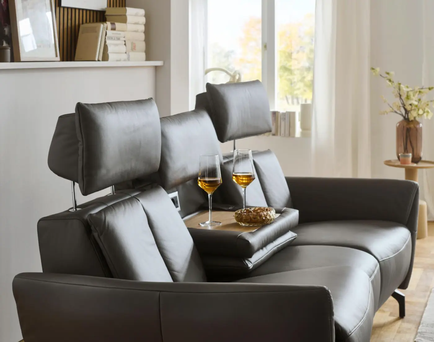 Polsteria  Rundsofa Lola motorische TV-Funktion Evita anthrazit  ca. 218 cm