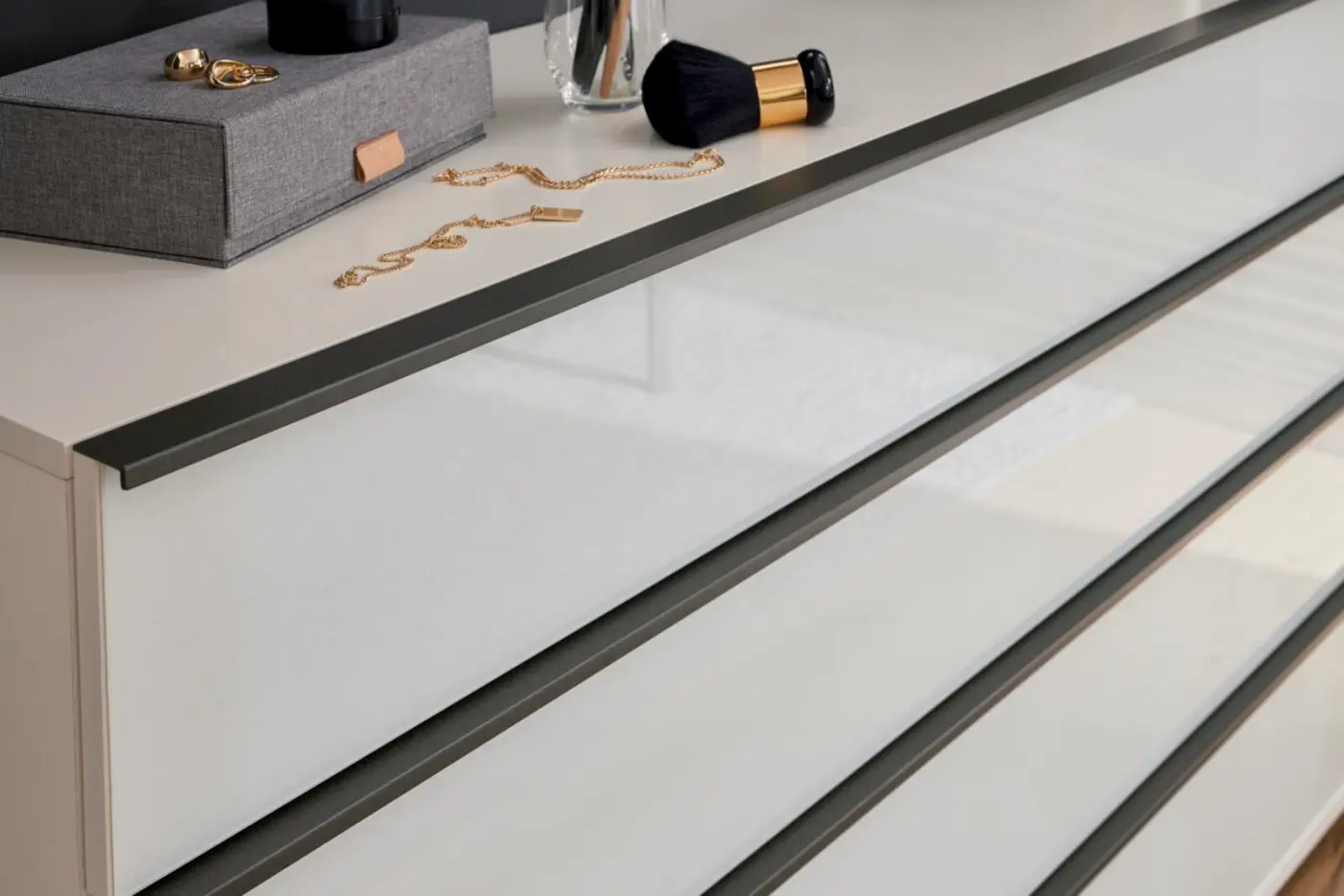 Interliving Schubkastenkommode Serie 1033 weiß mit Glaseinlage ca. 149 x 82 x 42cm